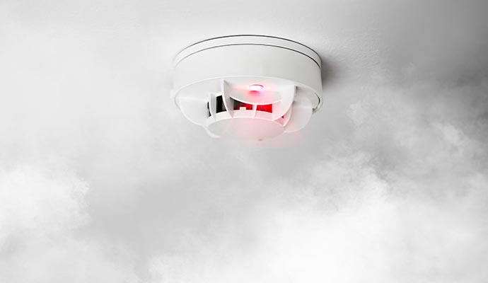 Active smoke detector with red light